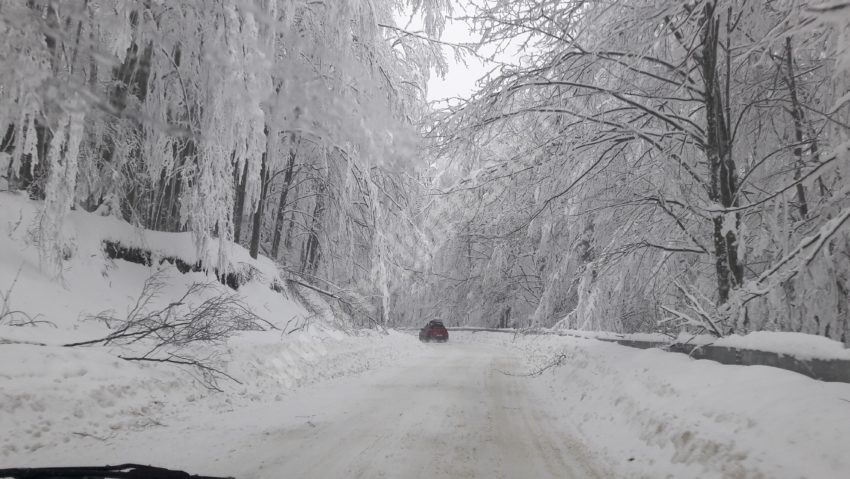 Operatorii Direcției Județene de Drumuri Caraș-Severin continuă activitatea de deszăpezire