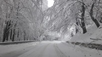 Ninsori abundente și vânt cu viteze care vor depăși la rafală 100 km/h, în județul Caraș-Severin