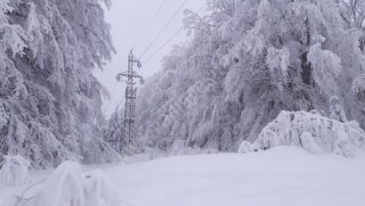 Alimentarea cu energie electrică, pe Semenic, lasă de dorit. Prefectura Caraş-Severin face eforturi pentru realimentarea staţiunii montane