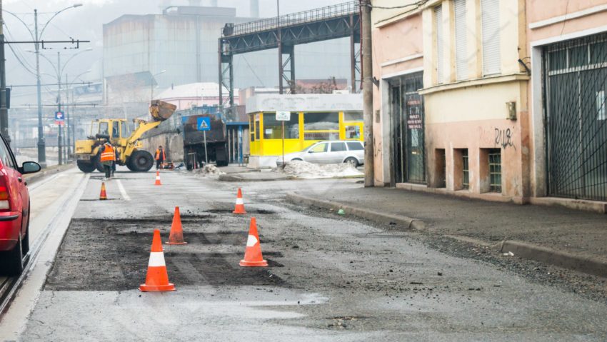 [FOTO] Plombarea gropilor din Reșița ar putea începe chiar în această seară