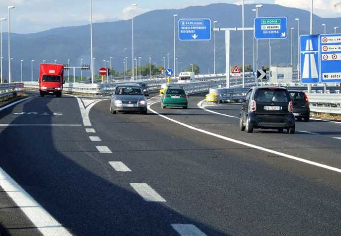 Ce soluție au găsit românii din Italia pentru a circula cu mașinile înmatriculate în România