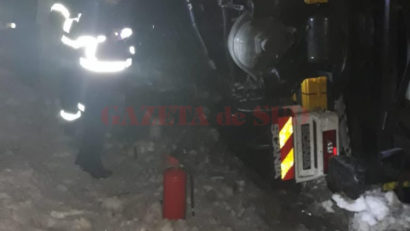 Un tir s-a răsturnat și a intrat într-o casă