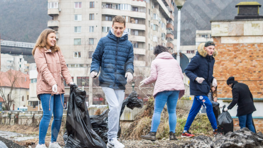 [FOTO] Voluntarii Nevo Parudimos au strâns peste 50 de saci de resturi din cartierele reșițene