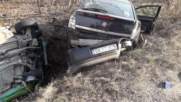 Accident în lanț pe DN79. Un mort și doi răniți. Trei autoturisme și un TIR implicate