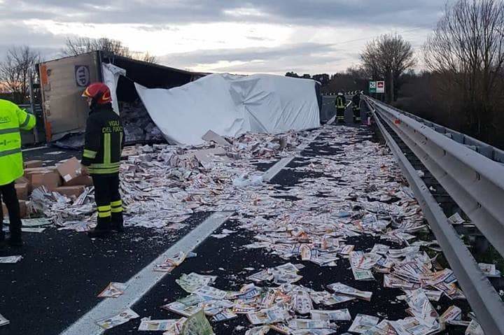 Probleme pentru un șofer român de TIR în Italia. S-a răsturnat pe A1