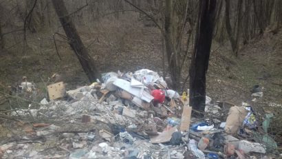 [FOTO] Amendă pentru caransebeşeanul surprins aruncând deşeuri în zona Corcana