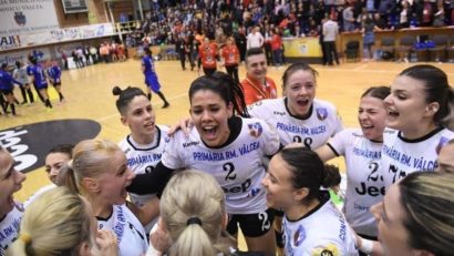 SCM Râmnicu Vâlcea, echipa pregătită de reșițeanul Florin Pera, rămâne favorită la câştigarea titlului naţional la handbal feminin