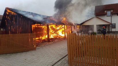 [FOTO] Casă ameninţată de flăcări în Banat