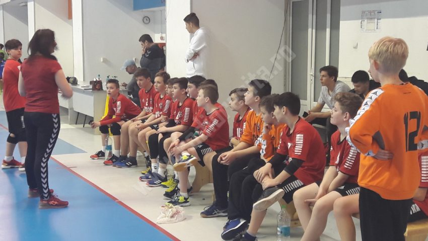 [VIDEO-AUDIO] CSM Școlar Reșița, singura echipă de handbal juniori IV din Caraș-Severin, se pregătește de turneul Euroregional