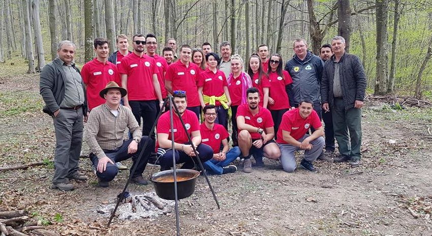 [FOTO] Studenţii cărăşeni au contribuit la păstrarea „plămânului verde” al judeţului