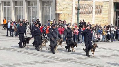 [FOTO] Jandarmii au descins în centrul Reşiţei