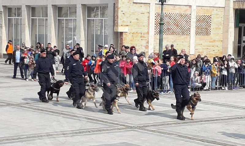 [FOTO] Jandarmii au descins în centrul Reşiţei