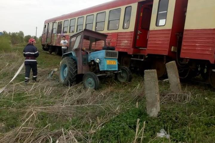 Şase pasageri şi un tractor… Accident feroviar în Timiş