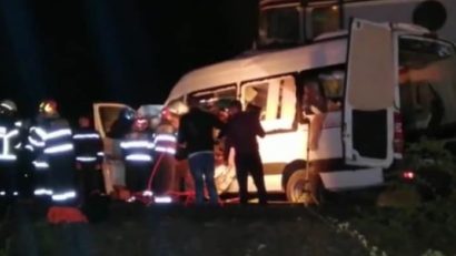 VIDEO: Un tren a spulberat un microbuz plin cu călători aseară. Sunt trei morți și 10 răniți