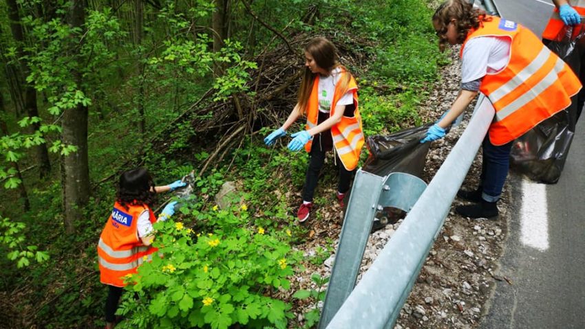 [FOTO] Proiectul „Reşiţa Curată – Curăţăm şi Menţinem“, un succes! Elevii au arătat că le pasă de natură!