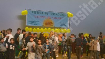 Povestea „Stropi de soare” continuă – Centrul Şcolar „Aurora” Reşiţa a organizat festivalul regional dedicat copiilor cu cerinţe educaţionale speciale