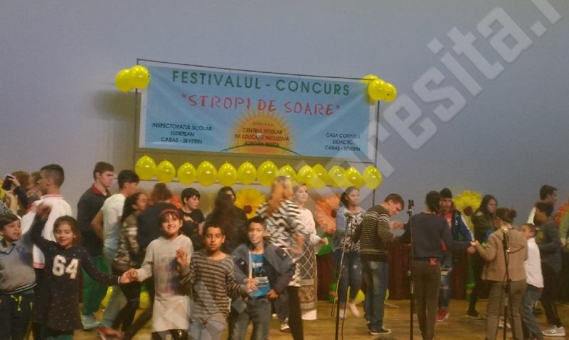 Povestea „Stropi de soare” continuă – Centrul Şcolar „Aurora” Reşiţa a organizat festivalul regional dedicat copiilor cu cerinţe educaţionale speciale