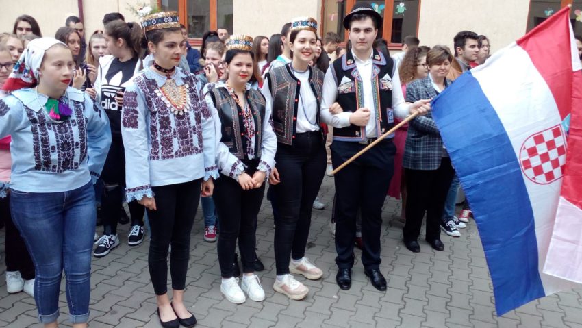 [FOTO] „Europa celor 28” marcată prin tradiţii, muzică şi dans la Colegiul Naţional „Diaconovici-Tietz”