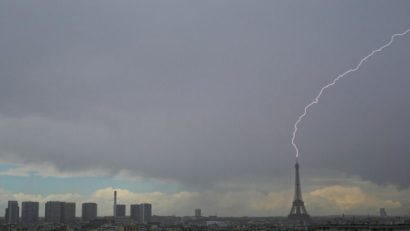 Un fotograf a imortalizat turnul Eiffel lovit de fulger