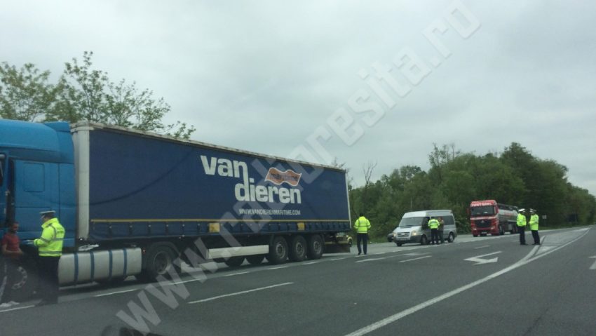 [FOTO-VIDEO] Camioanele şi microbuzele au fost trase pe dreapta