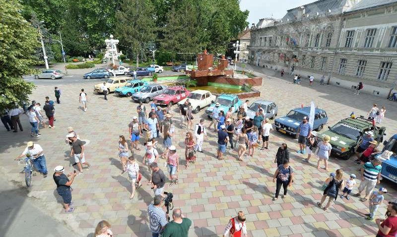 [FOTO] În periplul prin ţară, caravana „Go România” a poposit la Caransebeş