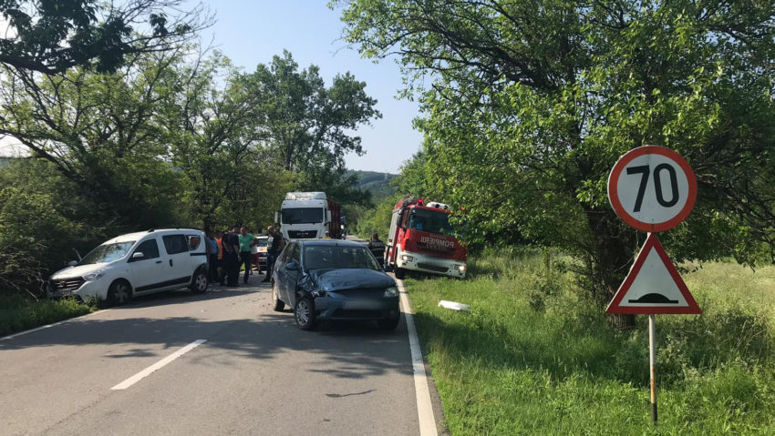 [FOTO] Trafic blocat între Reşiţa şi Caransebeş în urma unui accident