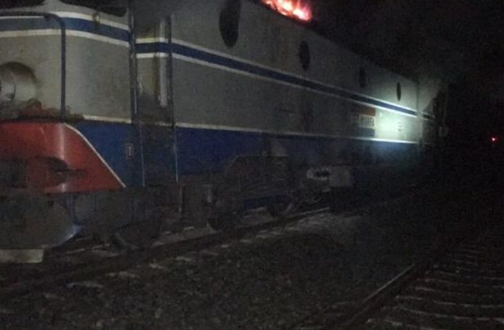 Călători din trenul InterRegio Bucureşti-Timişoara, evacuaţi în gara Recaş după un incendiu la locomotiva electrică