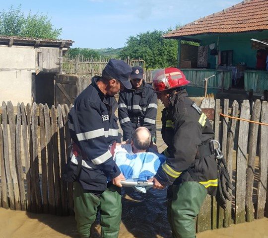 [FOTO] Mehedinţi: 21 de localităţi afectate de inundaţii şi peste 3 mii de locuitori fără curent electric