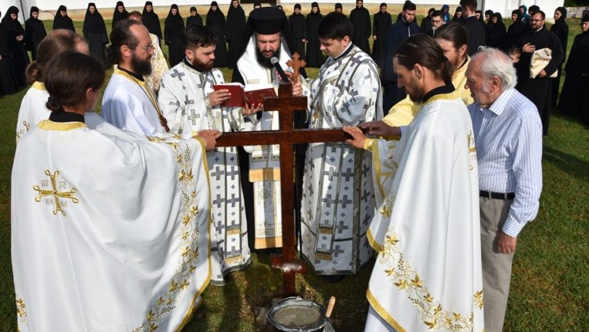 Moment important pentru obştea Mânăstirii Nera: Un nou lăcaş de cult, edificat pentru cele 90 de maici