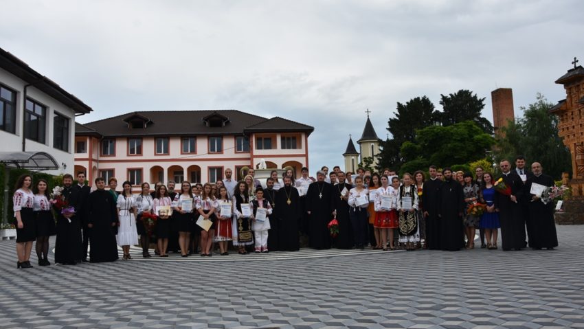 [FOTO-AUDIO] Premii pentru elevii merituoşi din Episcopia Caransebeşului