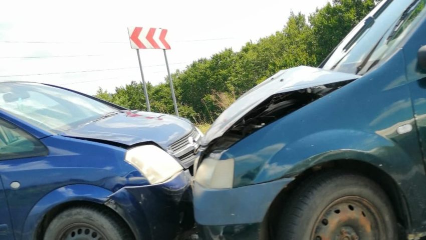 [FOTO] Două accidente şi o tamponare, în aceeaşi zi, în apropiere de Reşiţa