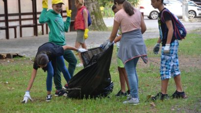 Curățenie în Parcul Dragalina din Caransebeș