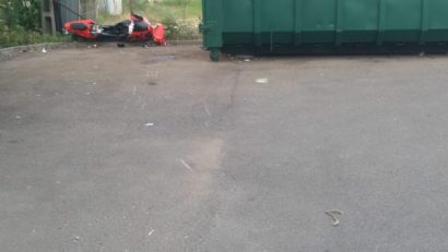 Un tânăr din Reşiţa, s-a „înfipt” cu scuterul într-un container