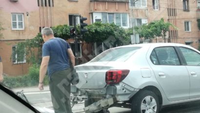 [FOTO] Tamponare în Triaj. O Dacie a rămas fără… fustă