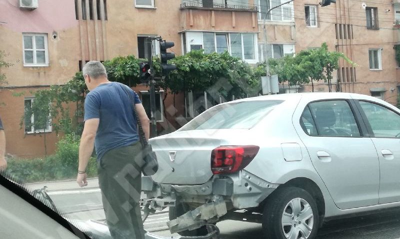 [FOTO] Tamponare în Triaj. O Dacie a rămas fără… fustă