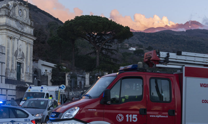 Turiştii s-au aruncat în mare de frica exploziilor de la vulcanul Stromboli