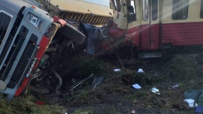 Accident! Un şofer de TIR şi-a încercat reflexele cu un tren de persoane