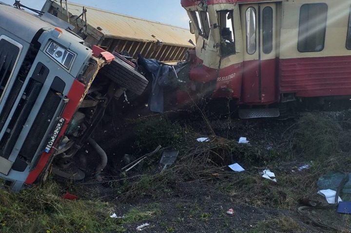 Accident! Un şofer de TIR şi-a încercat reflexele cu un tren de persoane