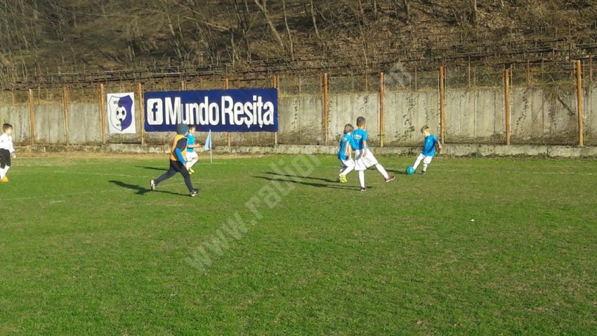 [FOTO-AUDIO] Clubul de fotbal ACS Mundo Reșița, descoperă tinere talente în Banatul Montan