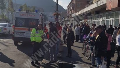 [FOTO] Accident pe trecerea de pietoni la Reşiţa. O femeie a ajuns la spital