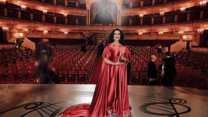 [FOTO] La mulți ani, Angela Gheorghiu!La Royal Opera House a triumfat în Traviata de Giuseppe Verdi dirijată de Sir Georg Solti, în 1994, spectacol pentru care, ca să poată fi transmis în direct, a fost anulat programul obișnuit de la BBC!