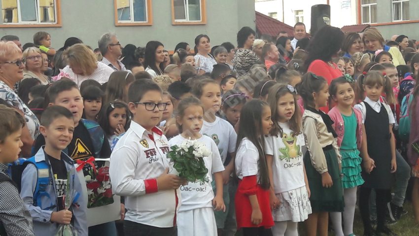 Părinții pot intra în școli și grădinițe, luni, la festivitățile de la începutul cursurilor anului școlar, anunță Ministerul Educației