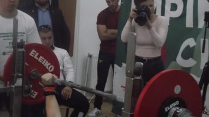 Cei mai buni sportivi din țară la ÎMPINS DIN CULCAT la powerlifting și-au măsurat forțele pe Valea Cernei, în cadrul Campionatului Național!