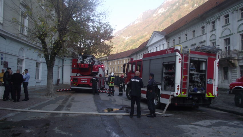 [FOTO] Hotel cuprins de flăcări în Herculane. Turiștii au fost evacuați