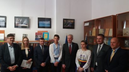 [FOTO] Ambasadorul S.U.A. a inaugurat „Raftul American” la Biblioteca Judeţeană “Paul Iorgovici” din Reşiţa