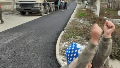 [FOTO] Bucurie la Mercina! Se asfaltează străzile satului