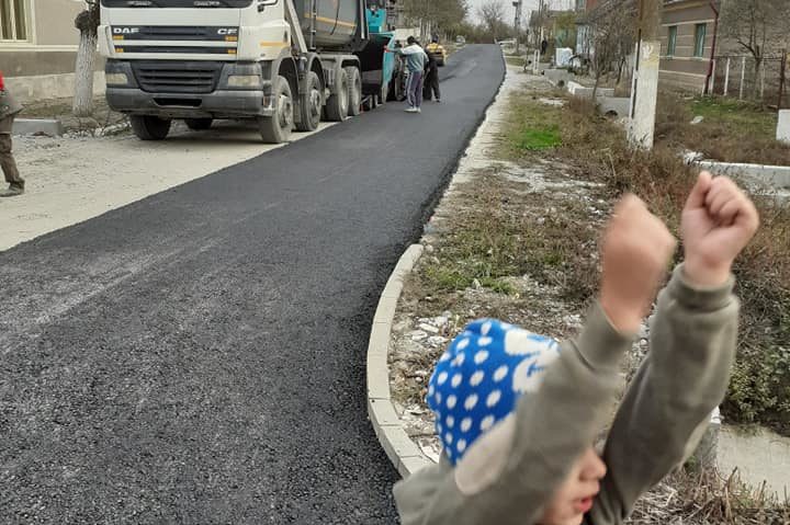 [FOTO] Bucurie la Mercina! Se asfaltează străzile satului