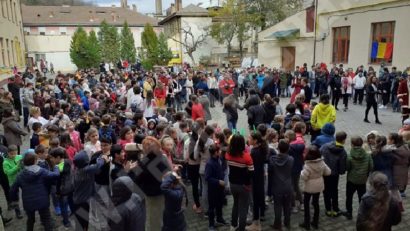 [AUDIO-FOTO] Mândri că sunt români, elevii de la Colegiul Naţional „Diaconovici-Tietz” au rememorat evenimentul de la 1 Decembrie 1918