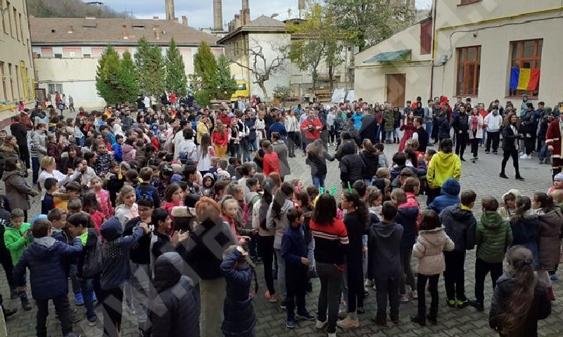 [AUDIO-FOTO] Mândri că sunt români, elevii de la Colegiul Naţional „Diaconovici-Tietz” au rememorat evenimentul de la 1 Decembrie 1918