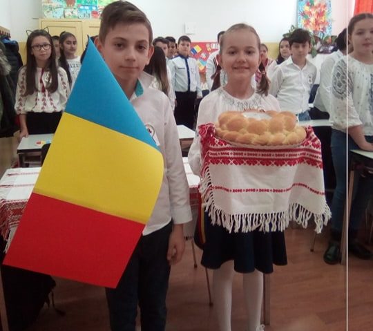 [FOTO] Moştenitorii României de la Școala Gimnazială Nr. 8 au sărbătorit „1 Decembrie 1918 și Centenarul Bănățean“!